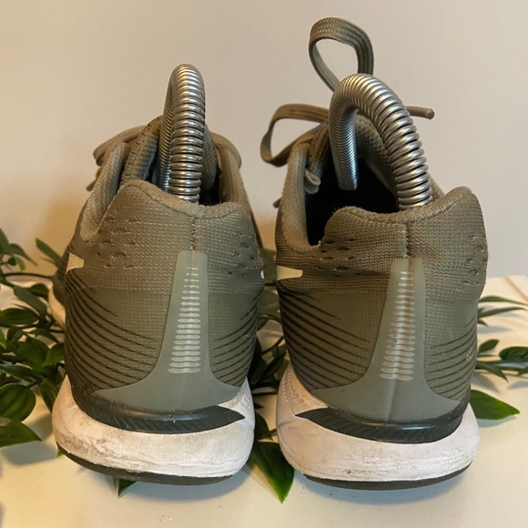 Nike shoes - Picture 2 of 3